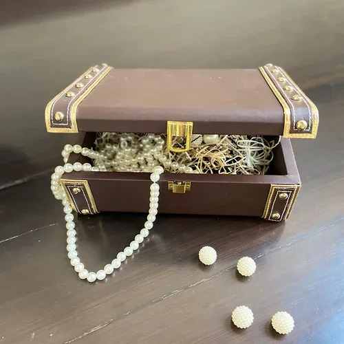 Jewellery Box with Pearl Strands